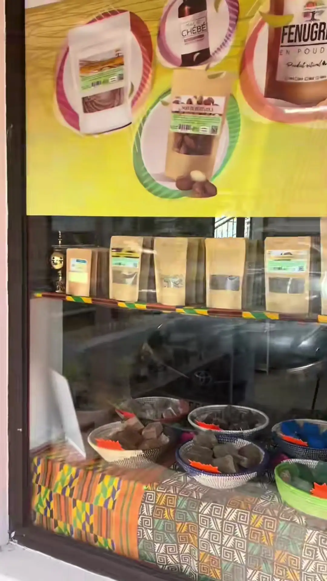 Vitrine de la boutique Téranga d'Afrique aux Abymes — produits naturels africains en présentation